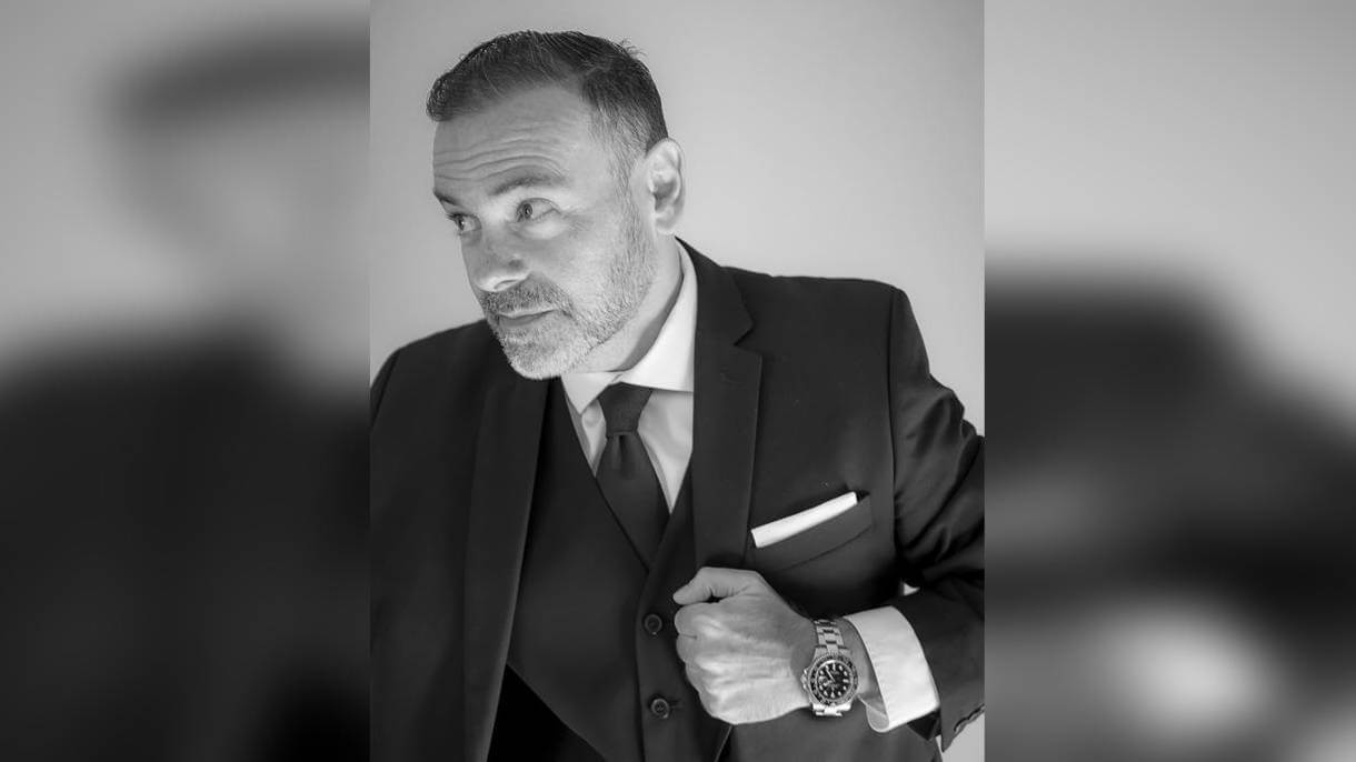 Un conseiller bancaire en costume, photo en noir et blanc.